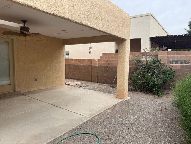 Building Photo - Location, Location!  3 Br, 2 Ba, fireplace in living room, kitchen appliances