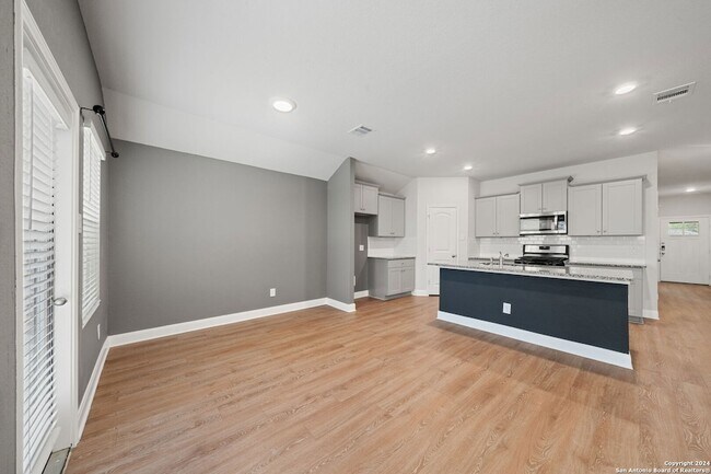 Building Photo - 1080 Amble Oak