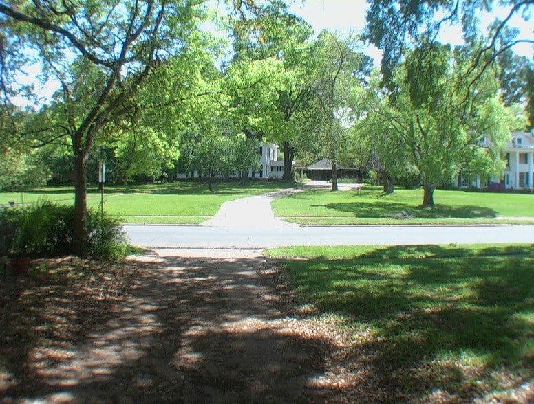 Building Photo - 636 Ockley Dr