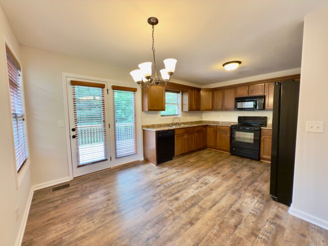 Building Photo - 638 Hidden Valley Dr