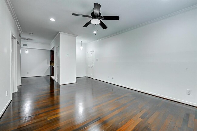 Building Photo - 2255 Braeswood Park Dr