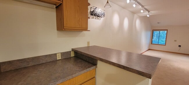 Building Photo - Redmond Bridle Trails One bedroom!