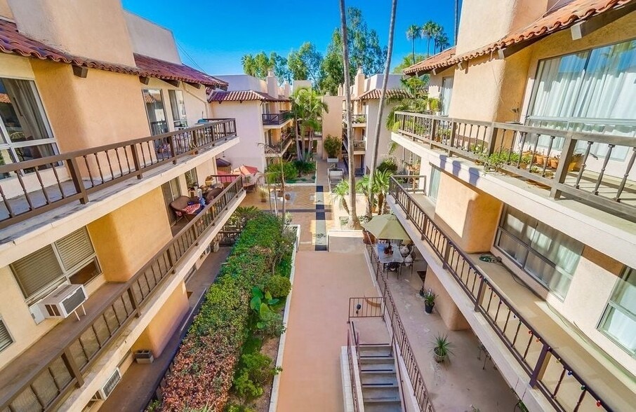 Building Photo - 1127 E Del Mar Blvd