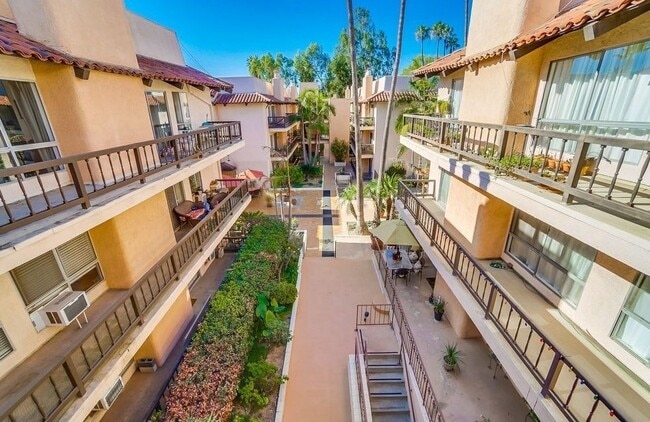 Building Photo - 1127 E Del Mar Blvd