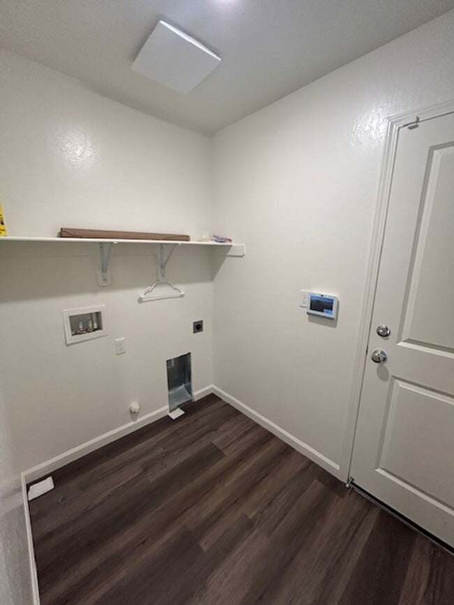 Building Photo - ** MOVE IN SPECIAL- $300 OFF FIRST 3 MONTHS***