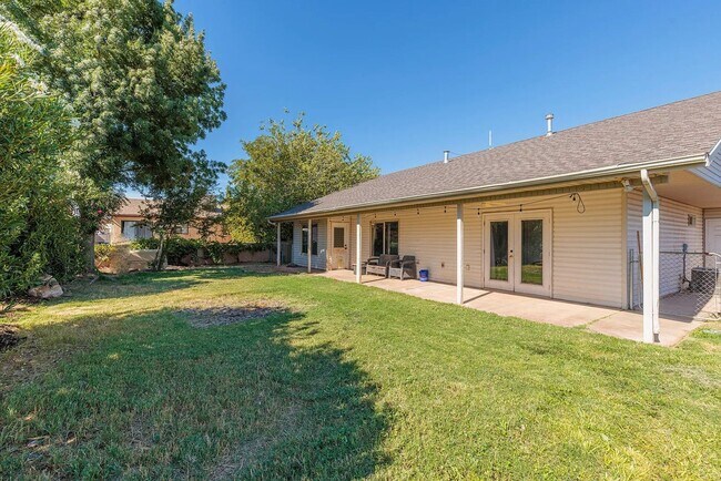 Building Photo - Stunning 4 Bedroom Home in St. George! Pet...