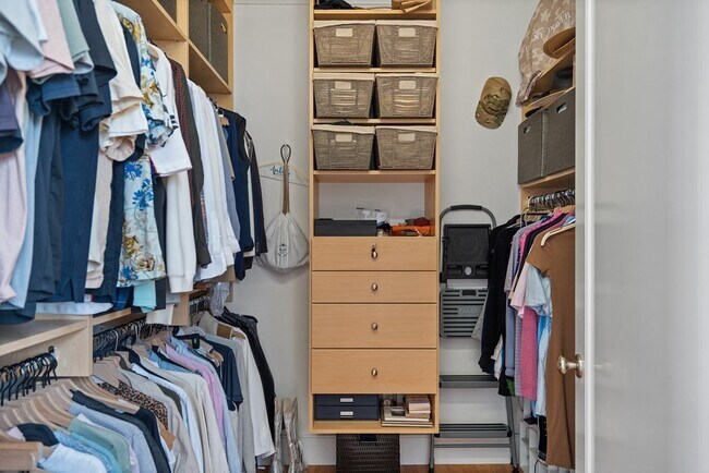 Building Photo - 517 E 6th St