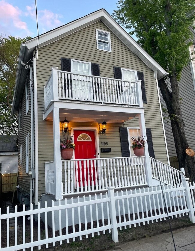 Building Photo - 969 Maplewood Ave