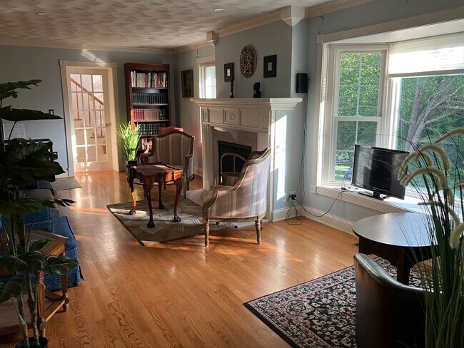 Building Photo - Furnished 6 month rental