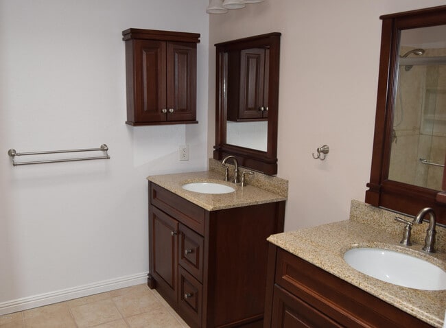 Building Photo - 595 Racquet Club Ln