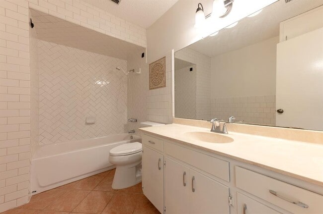 Building Photo - 606 E 2nd St