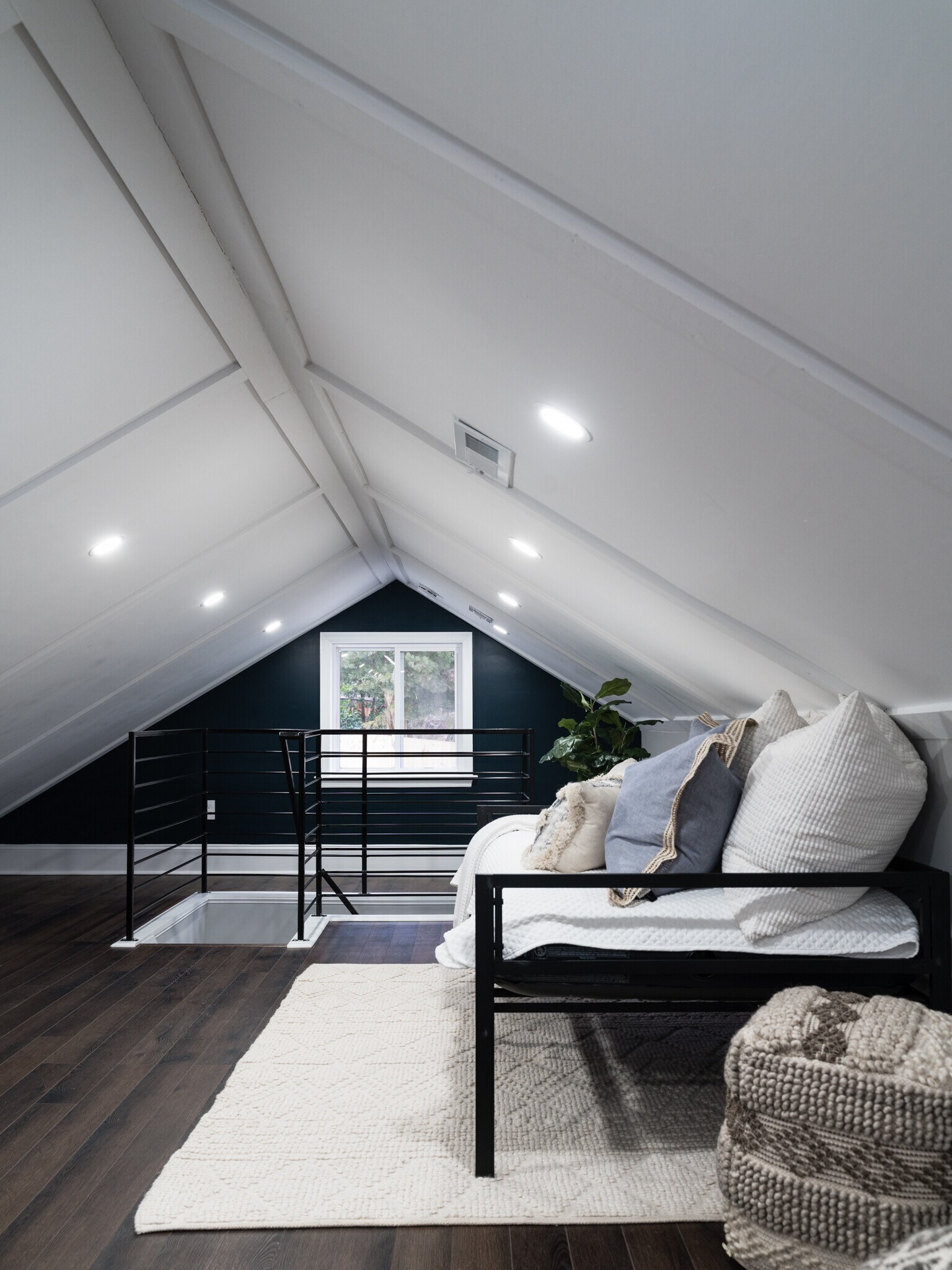 Upstairs loft - 612 44th St NE