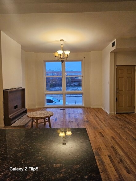 Living Rom - 2417 W Warren Blvd
