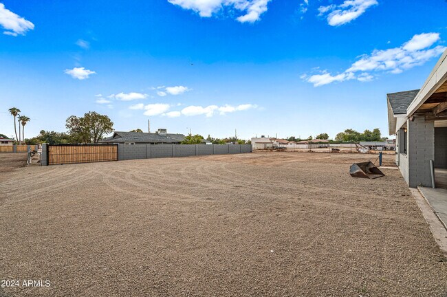 Building Photo - 4812 W Greenway Rd