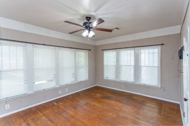 Building Photo - 4 Bedroom Home!!