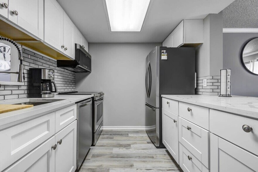 Building Photo - 603 Shorewood Dr