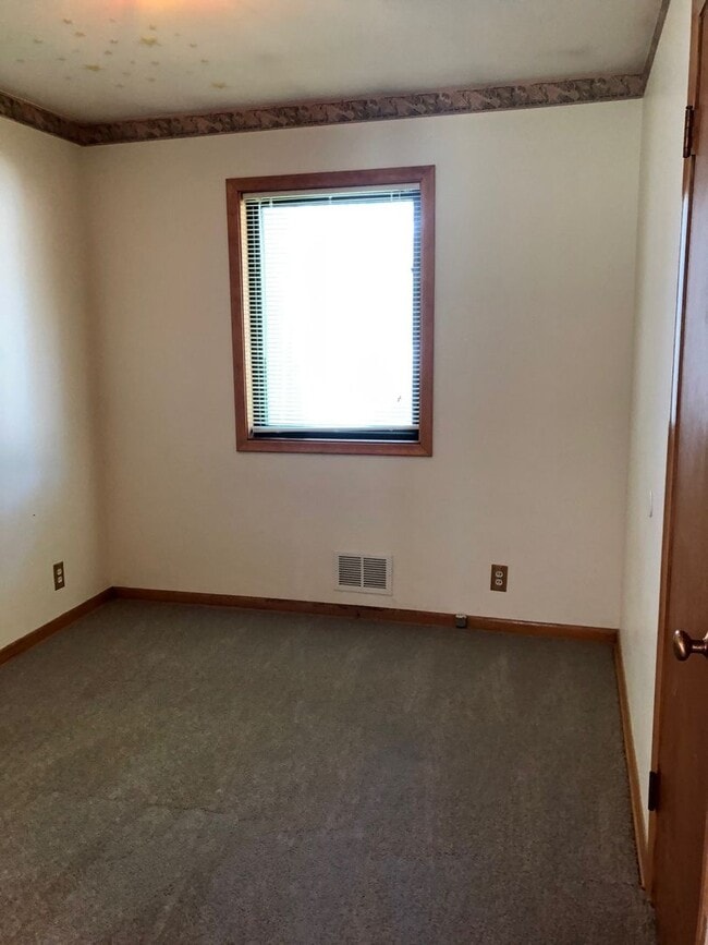 Building Photo - Large 4 bedroom 2 bath home right off of West Center