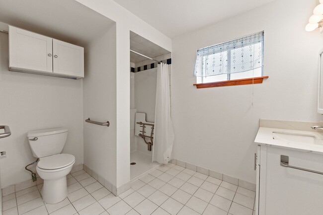 Building Photo - Charming 4 Bedroom 2 Bath single family ho...