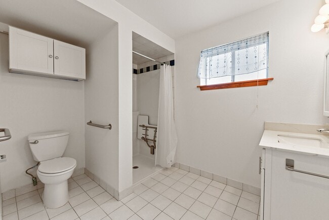 Building Photo - Charming 4 Bedroom 2 Bath single family house in Columbia City