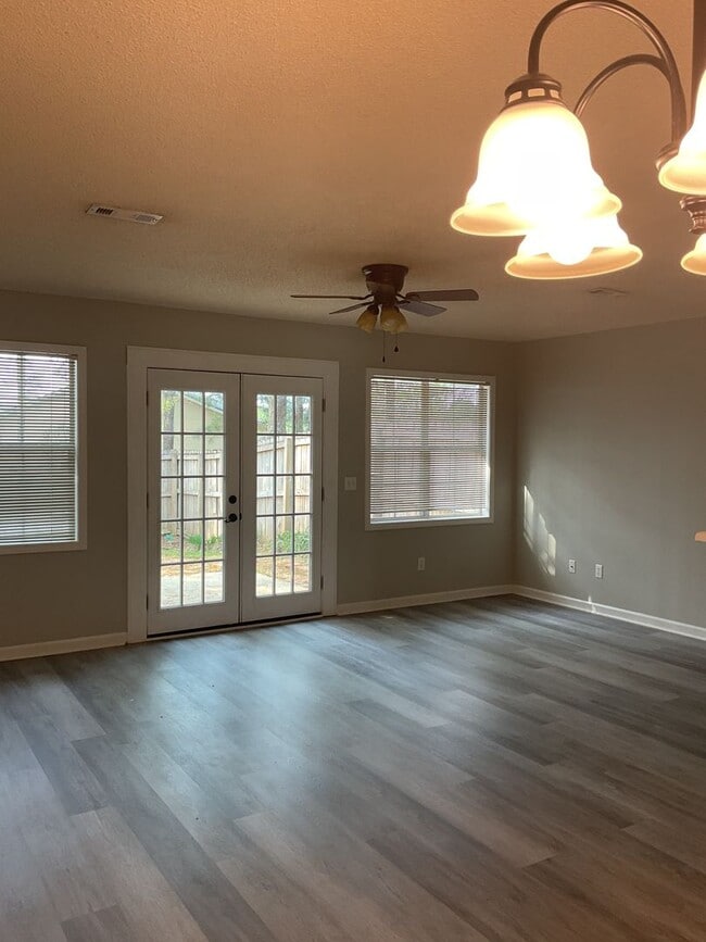 Building Photo - Briarwood West!!  LVP In Living Room!!