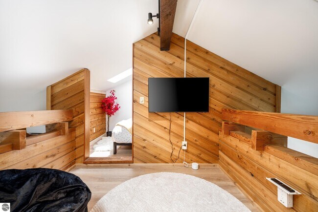 Building Photo - 5000 Town House Rd