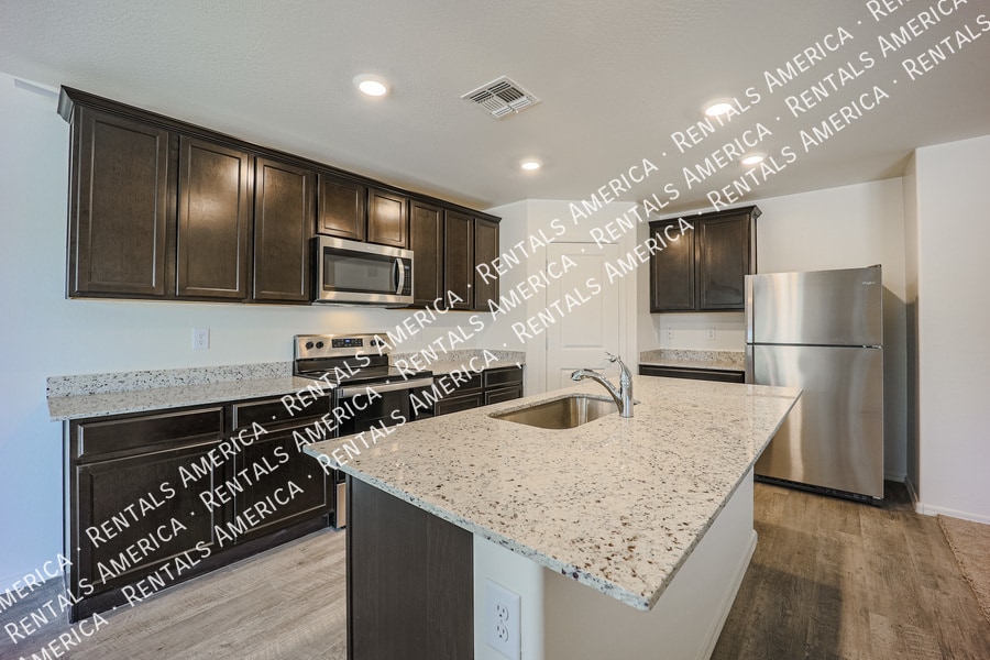 Building Photo - 466 W Black Hawk Pl