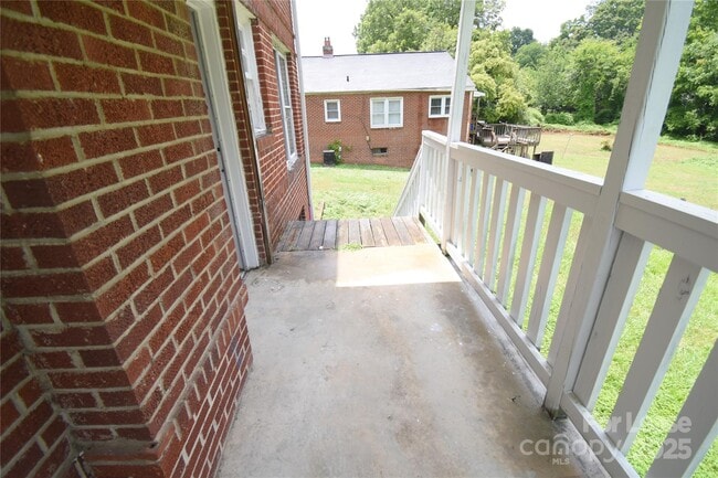 Building Photo - 614 N Ellis St
