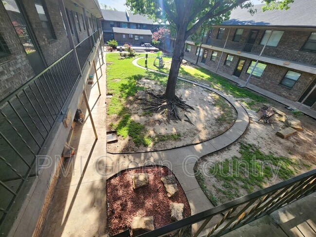 Building Photo - 917 N Yale Ave