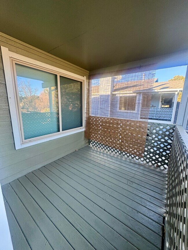 Building Photo - Updated 2 Bedroom CONDO with AC, centrally located