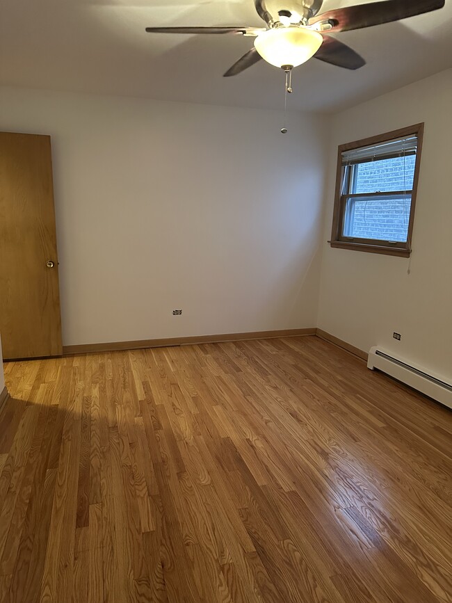 Main bedroom - 4936 N Marmora Ave