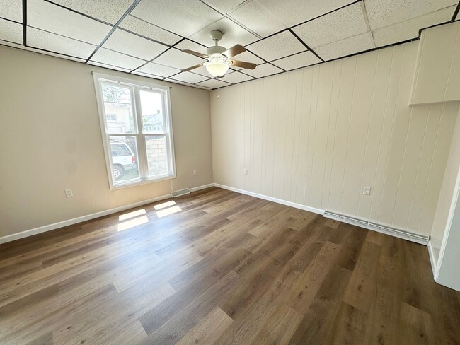Building Photo - 1 Bedroom with Bonus Room in Lebanon!