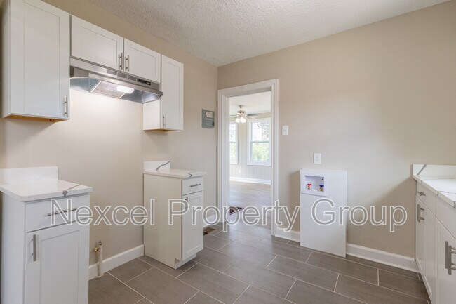 Building Photo - 1055 University St