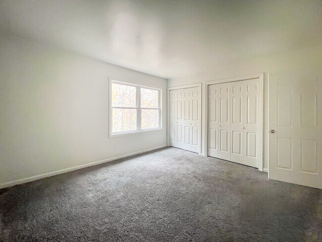 Building Photo - 32 Fox Hill Dr