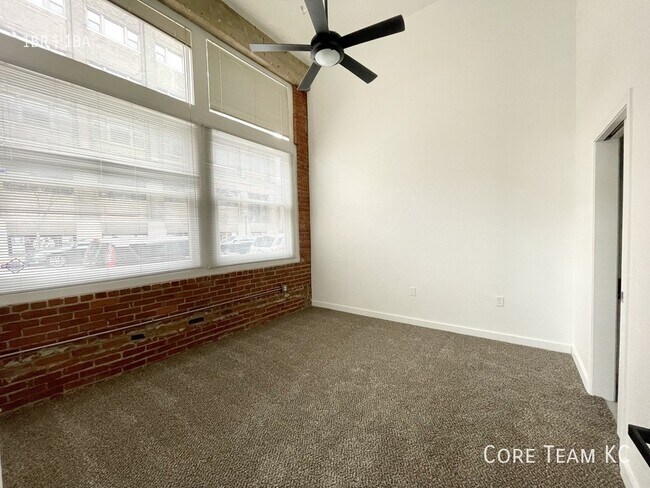 Building Photo - 934 Broadway Blvd