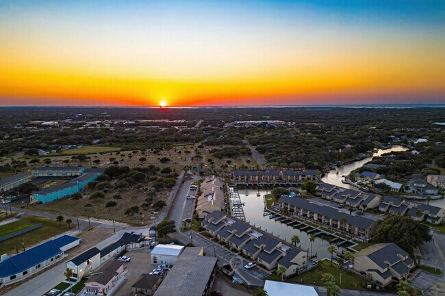 Building Photo - 1902 Bayhouse Dr