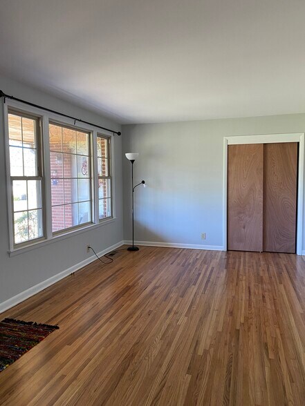 Living room with large closet - 918 N Graycroft Ave