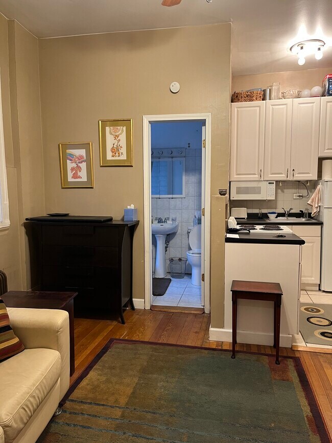 Building Photo - 20 E Goethe St