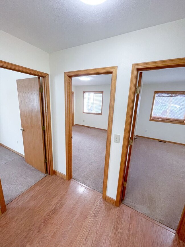 Building Photo - 3 bedroom, 2 bath House