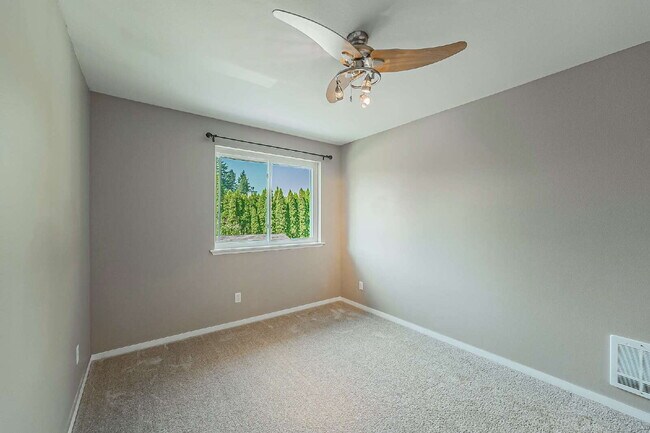 Building Photo - Super cute 2 bedroom, 1 3/4 bathrooms, Ful...