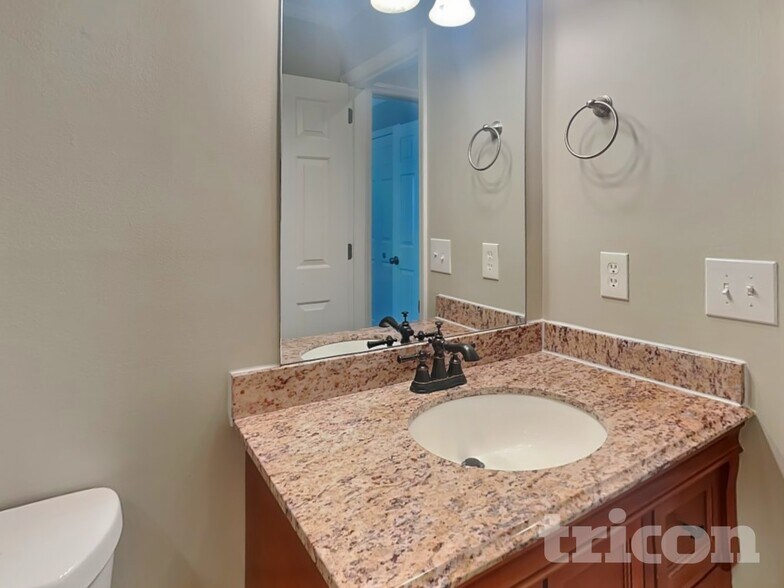 Building Photo - 2113 Putnam Ln