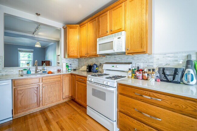 Building Photo - Comfortable Condo Living in Convenient Alexandria Location