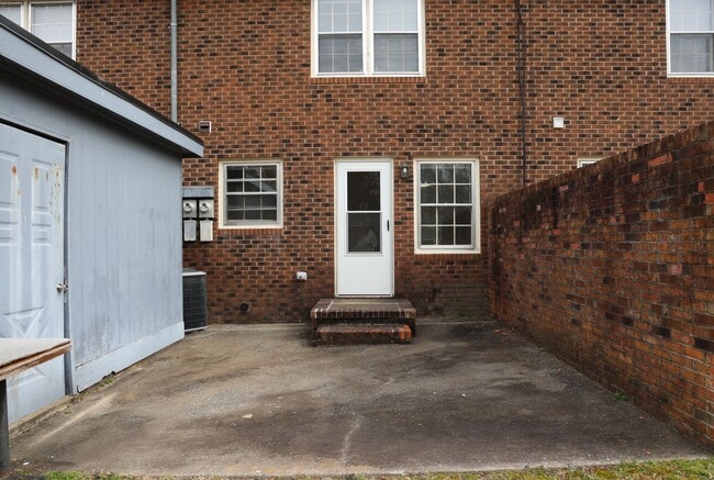 Building Photo - 510 S Vermont St