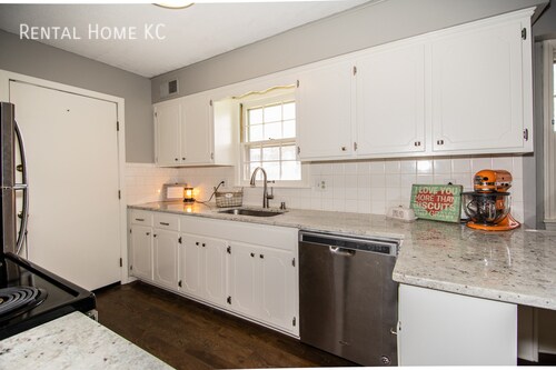 Building Photo - Remodeled Ranch w/Fin Bsmt Fenced Yard in ...