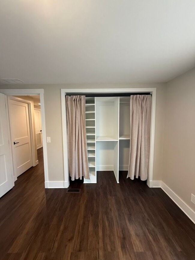 Building Photo - 3 Bedroom 2 bathroom House! Move in Special!