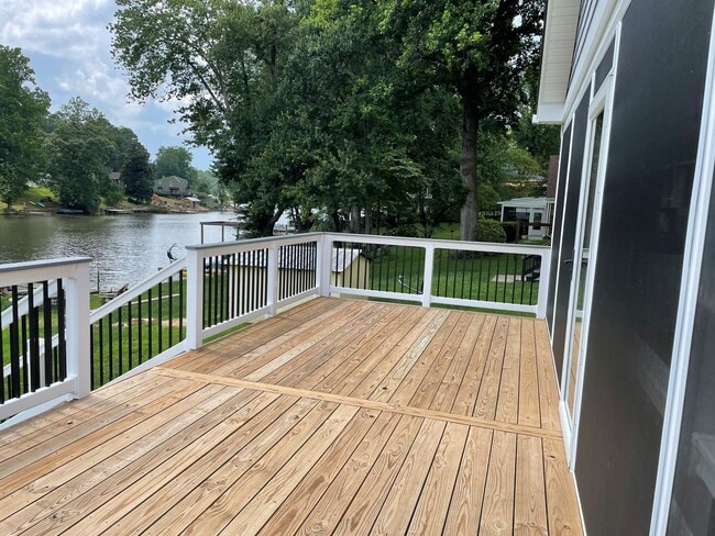 Building Photo - Lake Front House with Screened in Porch