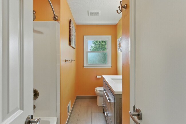 Building Photo - Spacious 4-Bedroom Home for Rent in Desira...
