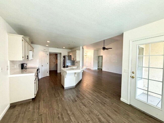 Building Photo - 736 Redwing Dr