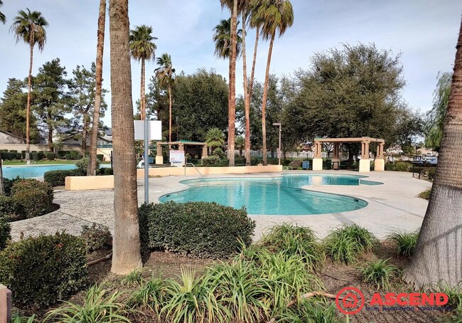 Building Photo - Spacious 5 Bed / 2 Bath Home Near Riverlakes Golf Course!