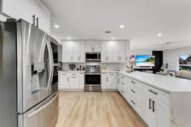 Building Photo - 707 W Boulevard Chatelaine