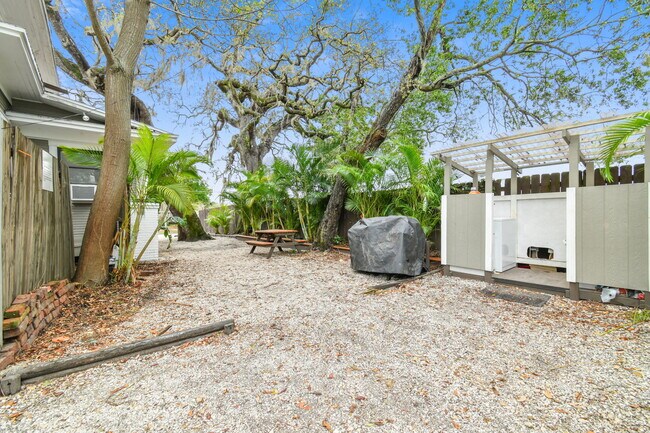 Building Photo - 215 S Howard Ave